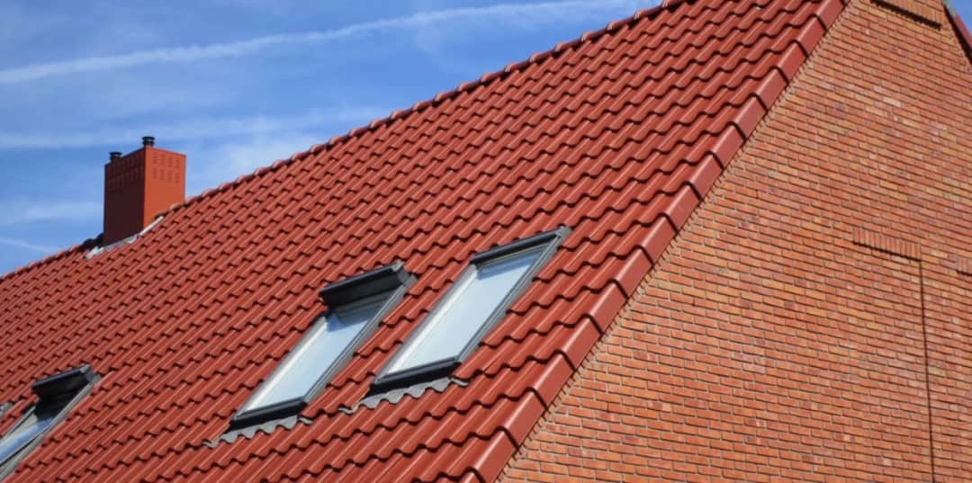 Jak uszczelnić dach z dachówki i uniknąć kosztownych napraw