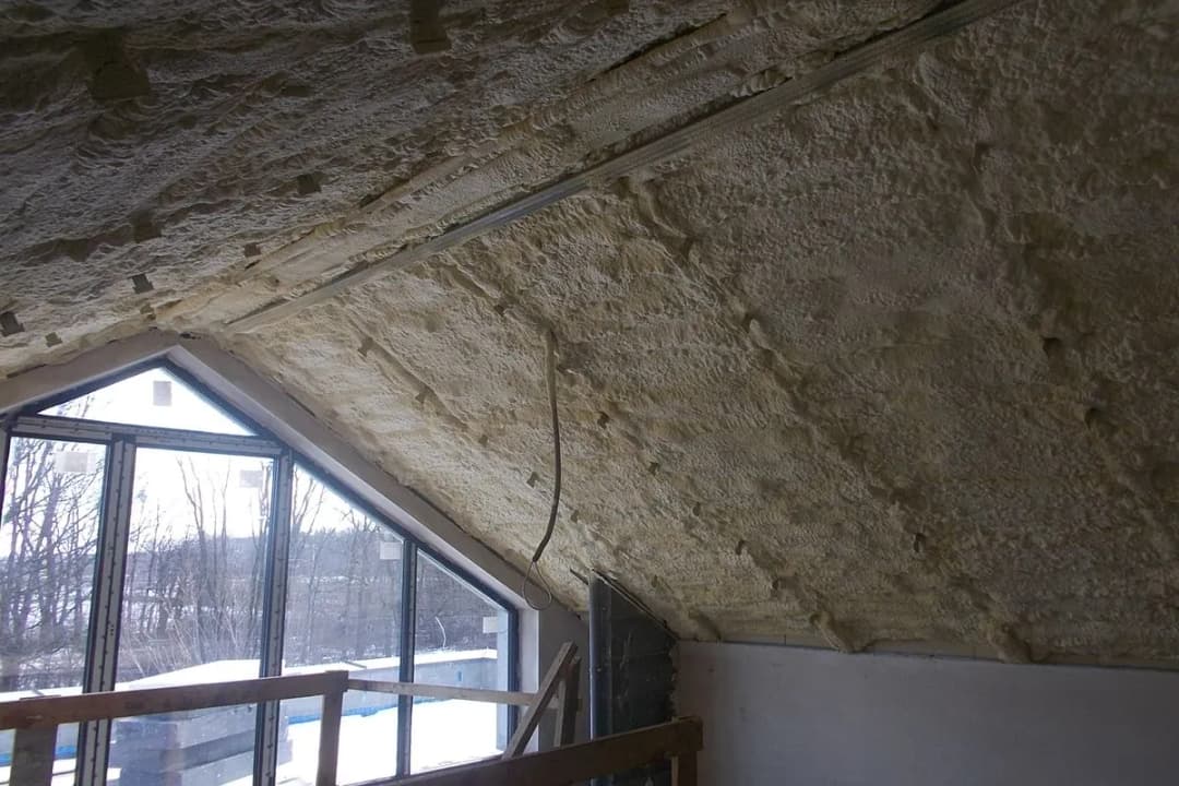 Kiedy ocieplać poddasze pianką, aby uniknąć błędów i strat?