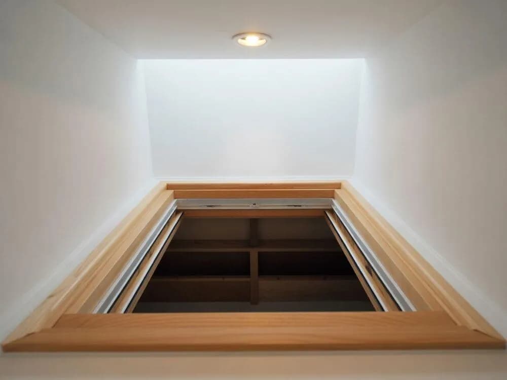 Jak zabudować właz na strych, by poprawić estetykę wnętrza