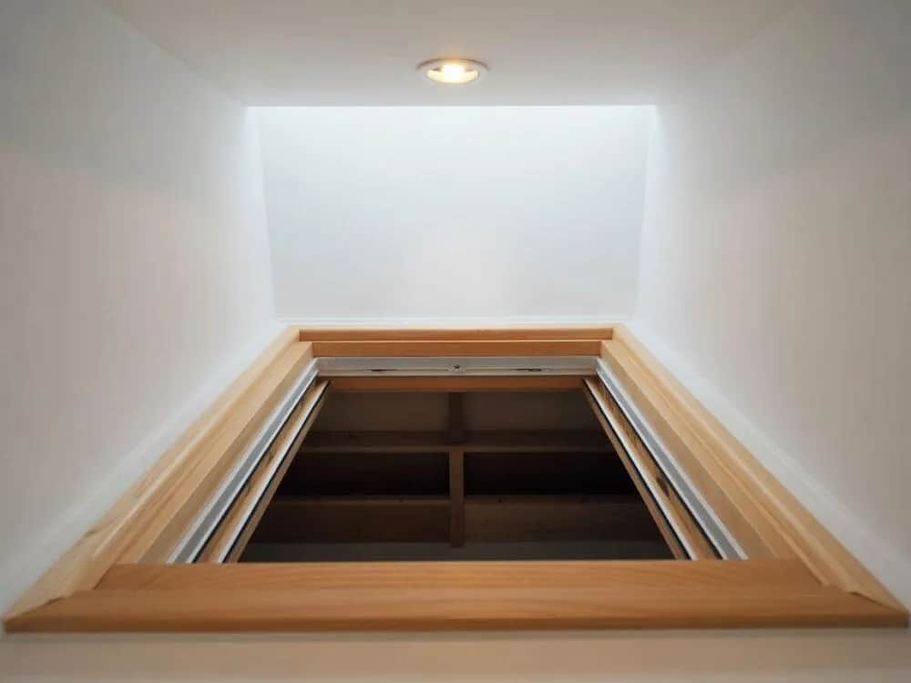 Jak zabudować właz na strych, by poprawić estetykę wnętrza