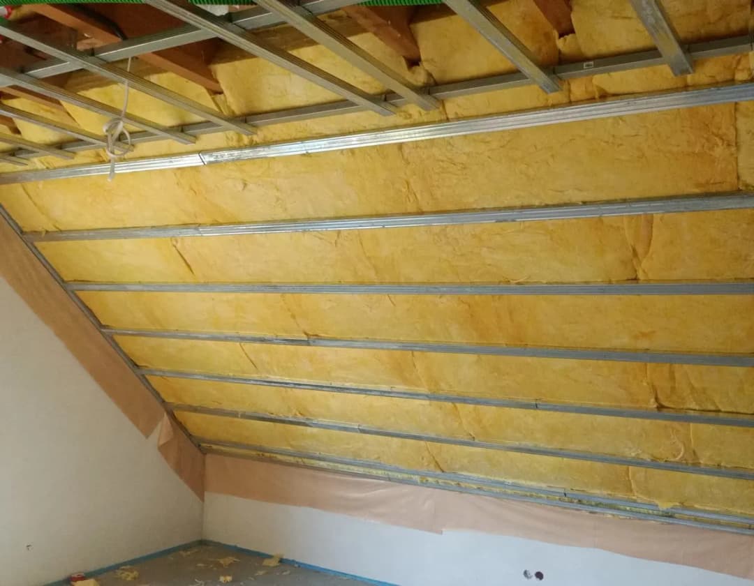 Jaka grubość wełny na strop zapewni najlepszą izolację?