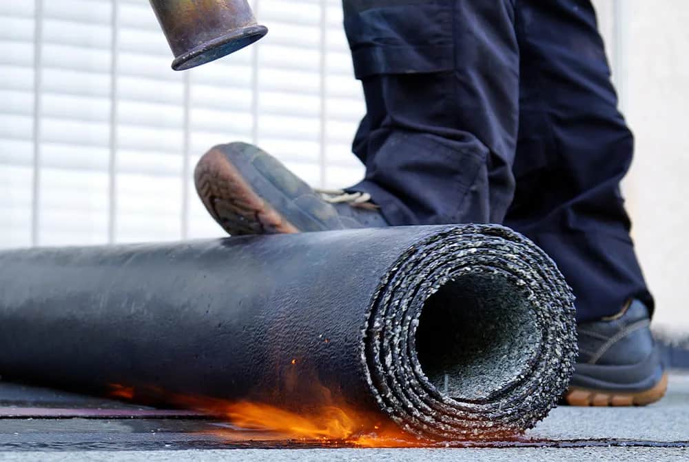 Jak położyć papę termozgrzewalną na dachu bez błędów i strat