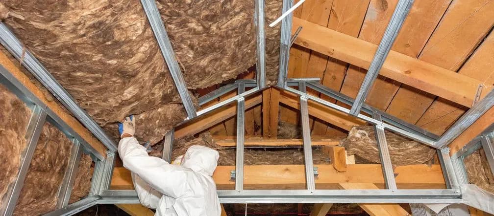 Jaką wełnę na ocieplenie poddasza wybrać, by zaoszczędzić?