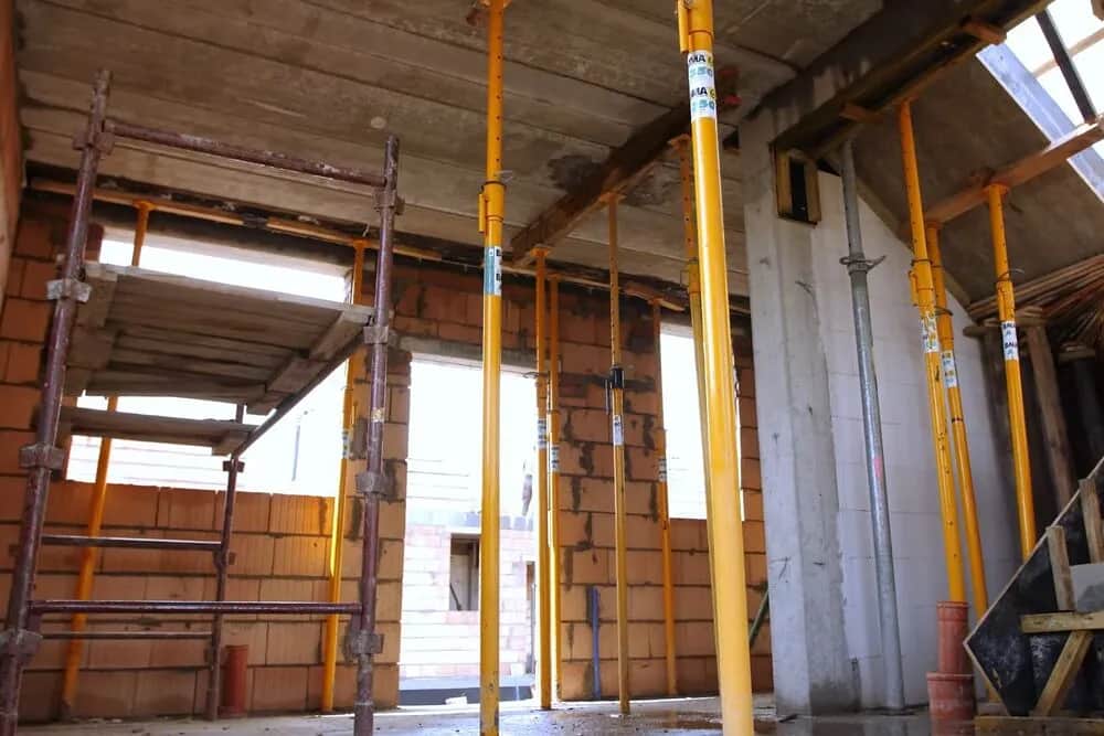 Kiedy rozszalować strop, aby uniknąć problemów z betonem?