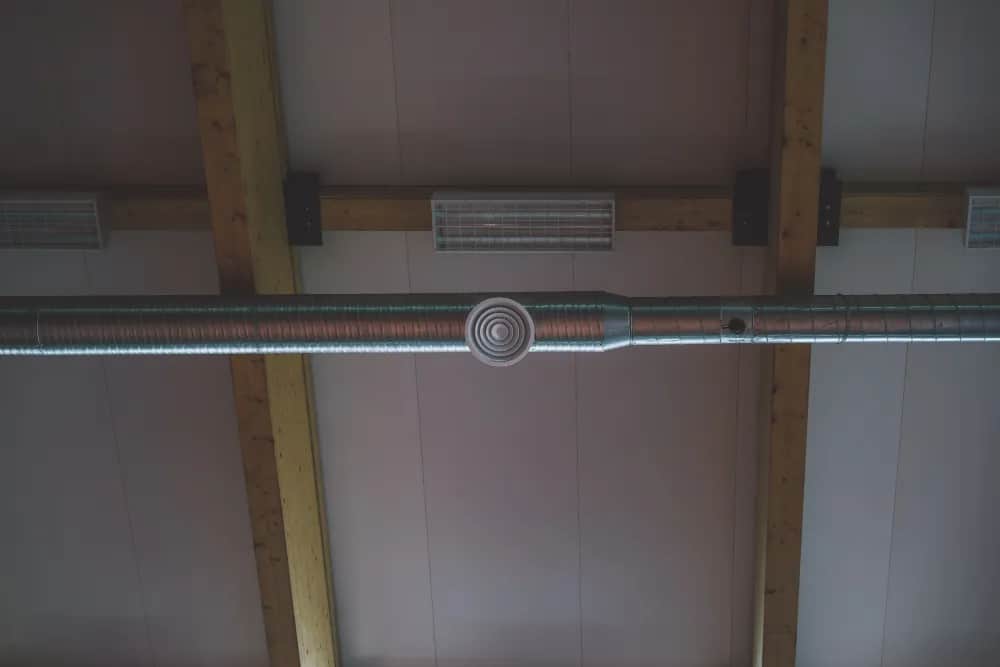 Czym ocieplić rury wentylacyjne na strychu, aby uniknąć strat ciepła?