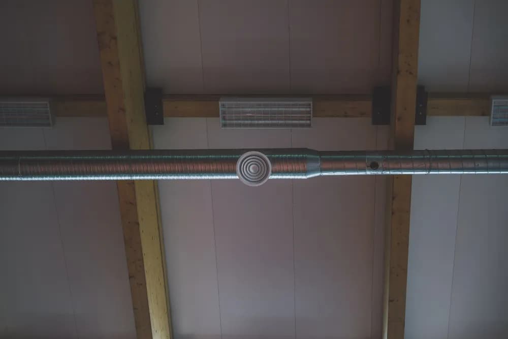 Czym ocieplić rury wentylacyjne na strychu, aby uniknąć strat ciepła?