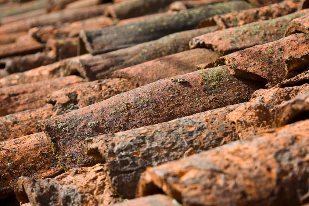 Czym skleić pękniętą dachówkę? Sprawdzone metody naprawy dachówek