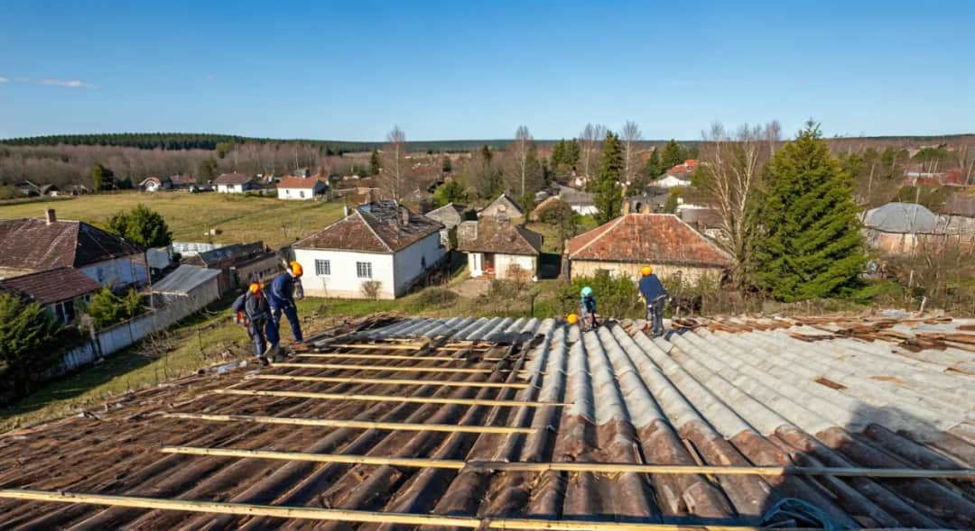 Ile kosztuje zdjęcie eternitu z dachu? Sprawdź ukryte wydatki