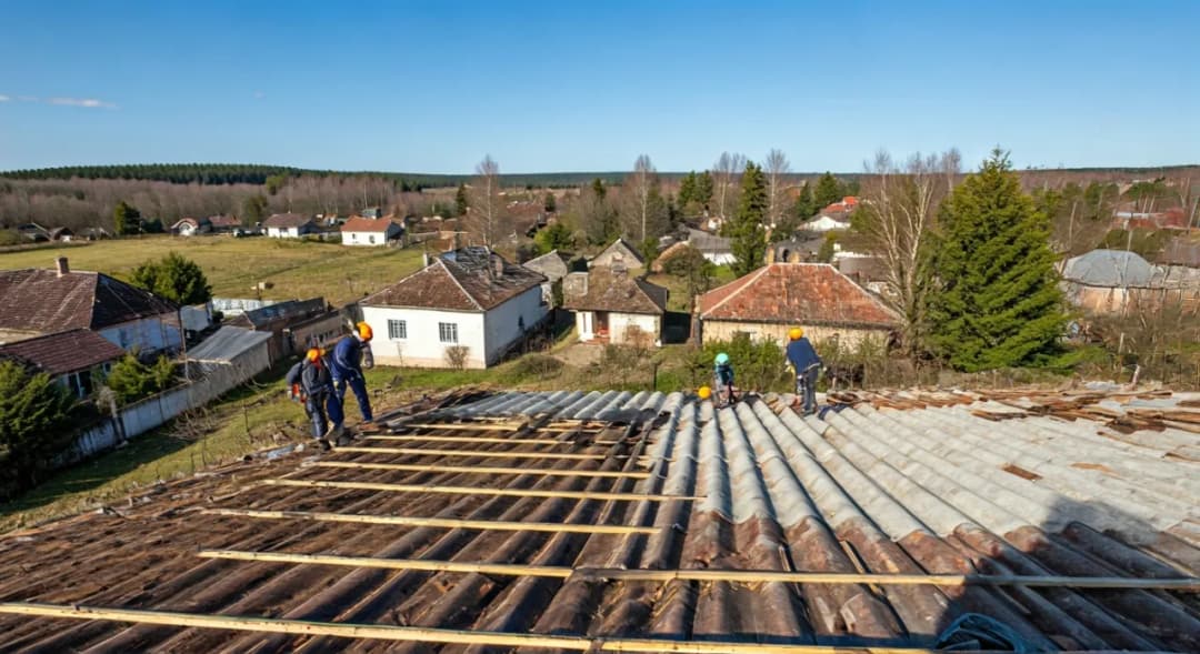 Ile kosztuje zdjęcie eternitu z dachu? Sprawdź ukryte wydatki