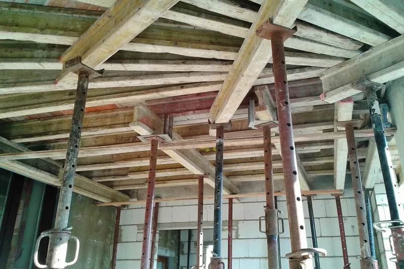 Ile drutu na strop? Oblicz dokładnie, aby uniknąć kosztownych błędów