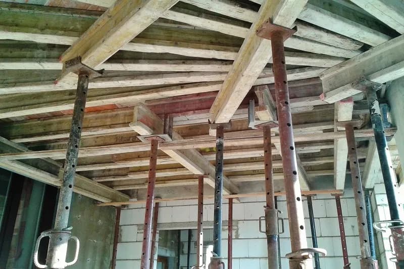 Ile drutu na strop? Oblicz dokładnie, aby uniknąć kosztownych błędów