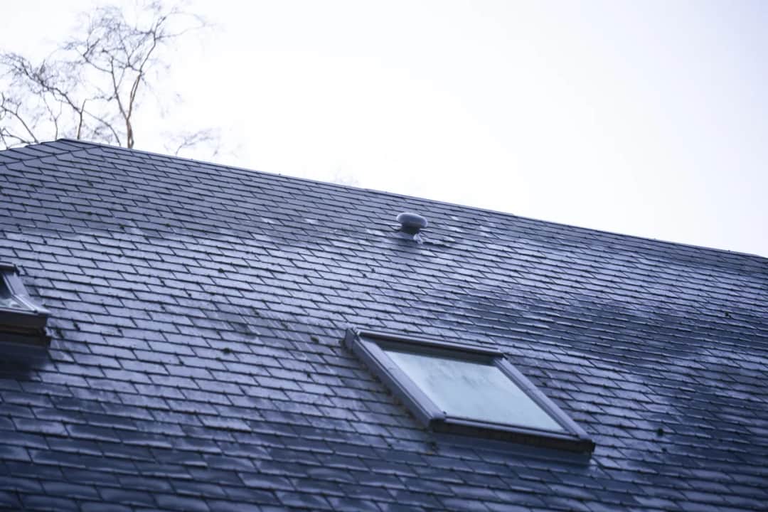 Dachówka płaska czy falista – która jest lepsza dla Twojego dachu?